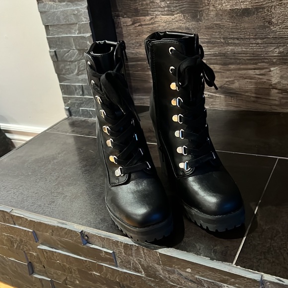 Black boots - Picture 2 of 2